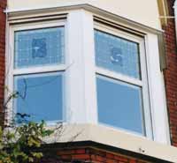 Bow-window de style, avec vitraux en sérigraphie d'émaux. CLIQUEZ POUR AGRANDIR