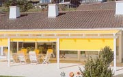 La pergola store peut être protégée sur les cotés par des stores verticaux.
