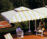 Parasol carr avec chemine de ventilation. Pied dcentr pour profiter de tout l'espace ombrag. CLIQUEZ POUR AGRANDIR