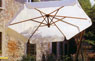 Parasol rond  pied dcentr pour profiter de tout l'espace ombrag. Armature en bois. CLIQUEZ POUR AGRANDIR